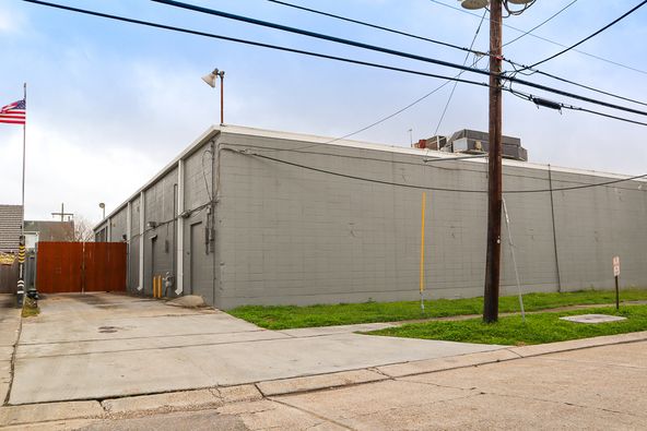 ±10,025 SF Endcap Suite in Sena Mall Shopping Center: 1111 Veterans Memorial Blvd, Metairie, LA 70005